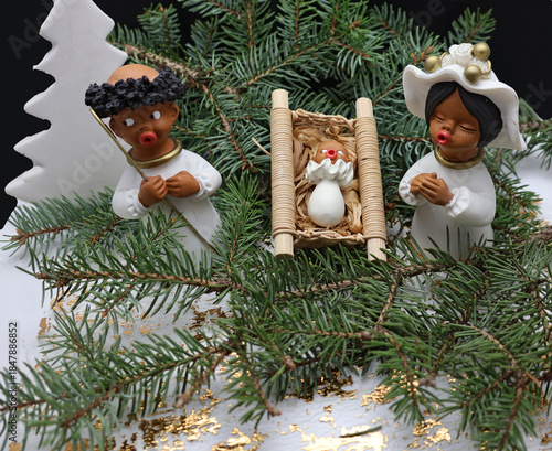 une petite crèche dans les branches