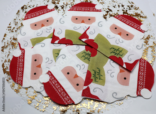 petits père Noël an rond sur la table