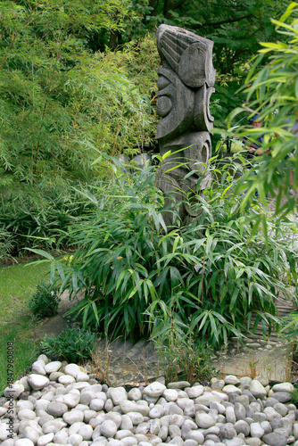 Holzfigur im Bambuswald