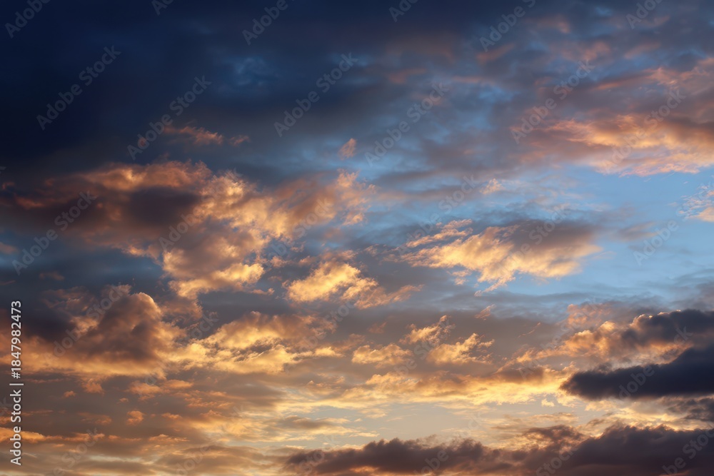 Fototapeta premium Stunning Evening Clouds: A Tranquil Sky Brushstroke at Sunset with Hues of Blue and Nature's Beauty