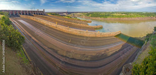 Foto Dry spillway of Itaipu Dam on Parana river
