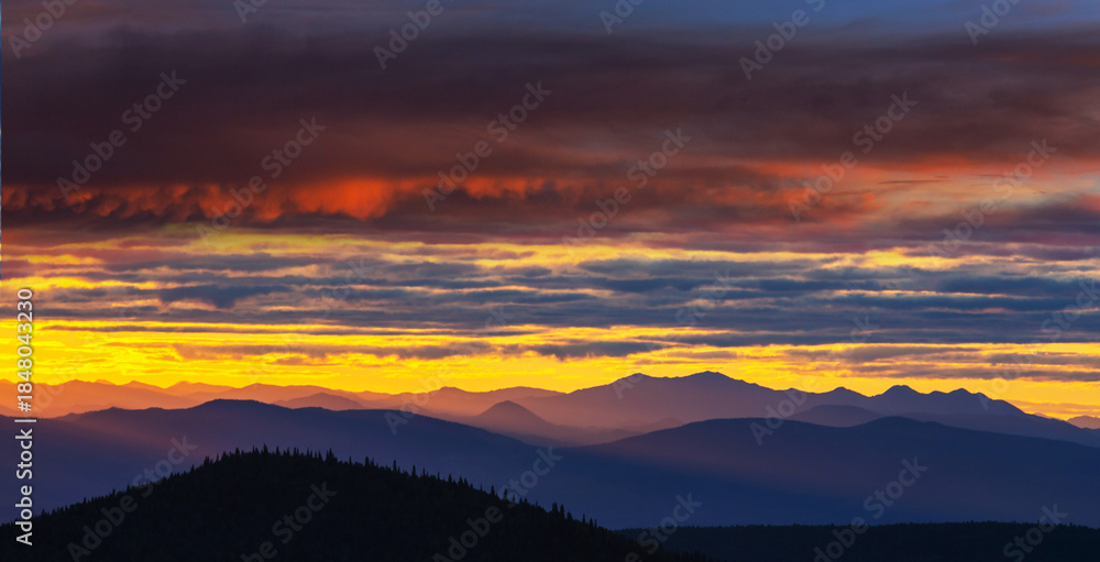 Obraz premium Mountains on sunset