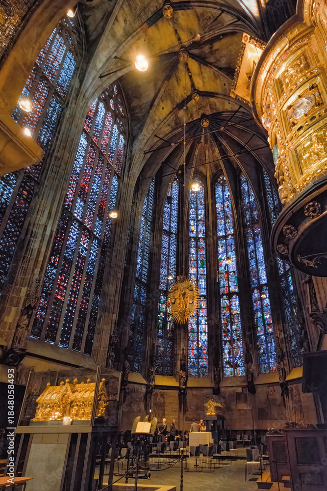 Obraz premium Interior view of the Aachen Cathedral, famous as the burial site of Charlemagne