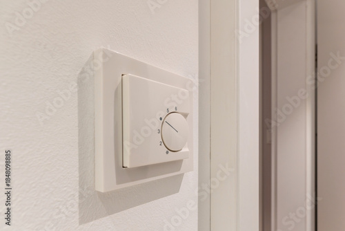 wall-mounted control unit for underfloor heating