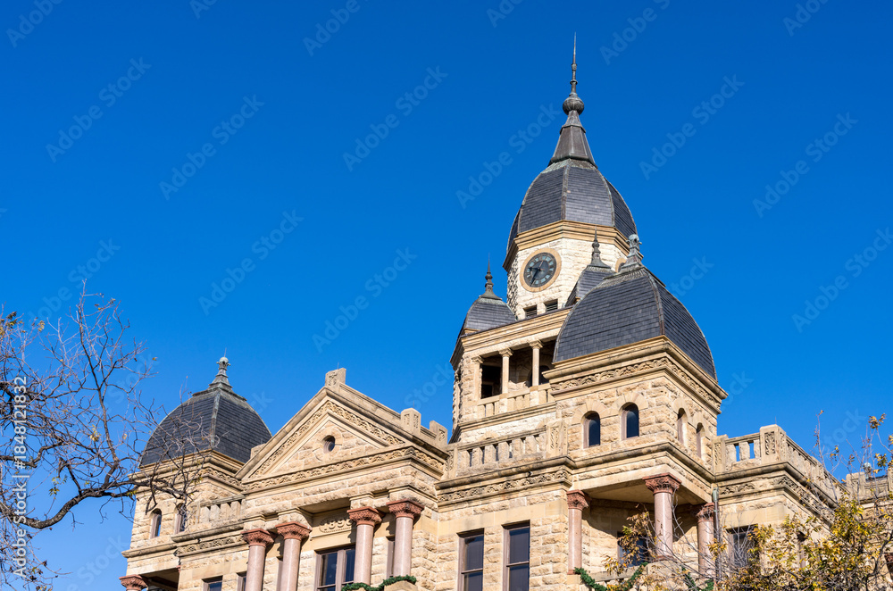 Φωτογραφία Ornate stone courthouse building in the central downtown square of Denton in Tex