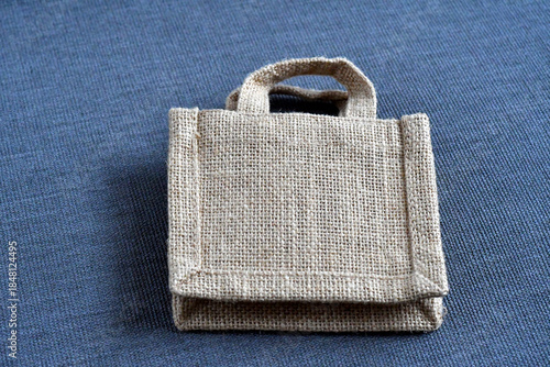 Piccola borsa resistente in juta 