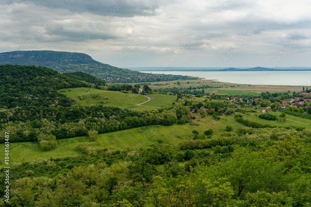 Obraz premium Blick zum Tafelberg Badacsony mit seinen Weinbergen und der Landschaft am Nordbalaton von der Burg Szigliget im Ort Szigliget, Nationalpark Balaton-Oberland, Balaton, Ungarn