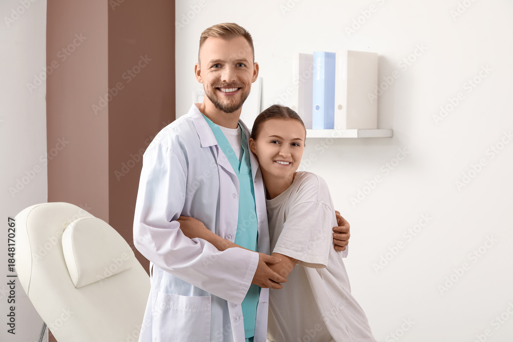 Obraz premium Male doctor with patient hugging in clinic