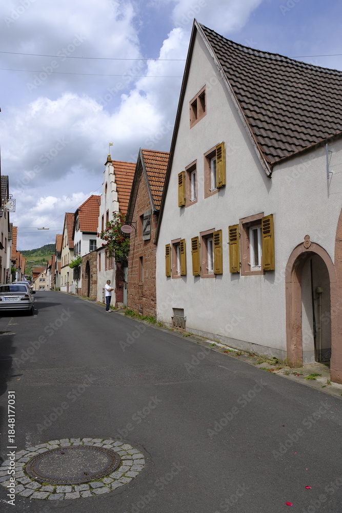 Fototapeta premium Historischer Ortskern der Winzergemeinde Thüngersheim am Main im Abendlicht, Landkreis Main-Spessart, Unterfranken, Bayern, Deutschland