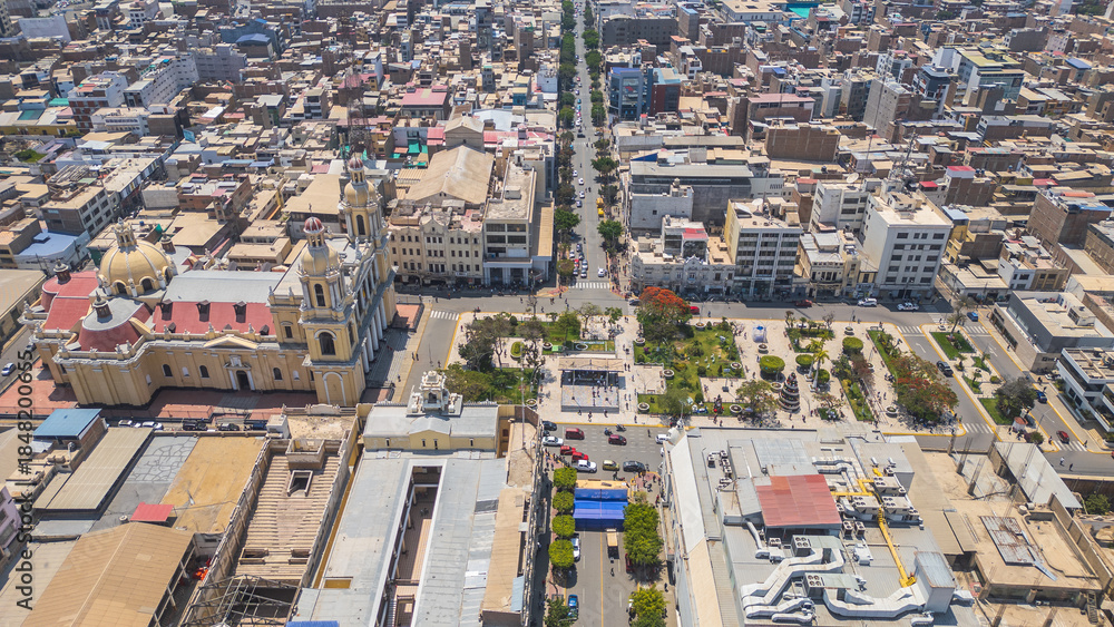 Obraz premium Chiclayo’s Main Square featuring the iconic Cathedral, central fountain, green gardens, and a lively urban atmosphere that reflects the cultural and social heart of the city in northern Peru