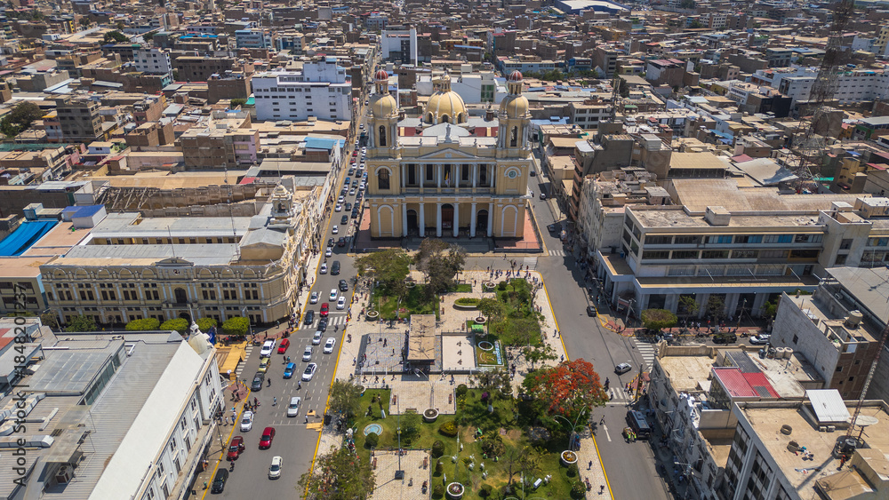 Obraz premium Chiclayo’s Main Square featuring the iconic Cathedral, central fountain, green gardens, and a lively urban atmosphere that reflects the cultural and social heart of the city in northern Peru