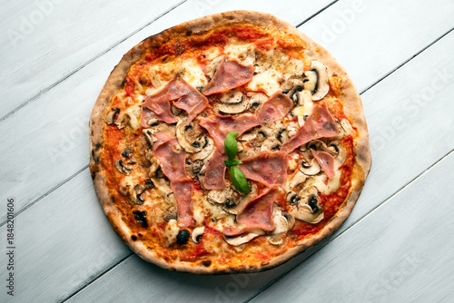 Pizza con funghi champignon e prosciutto cotto, cibo italiano 