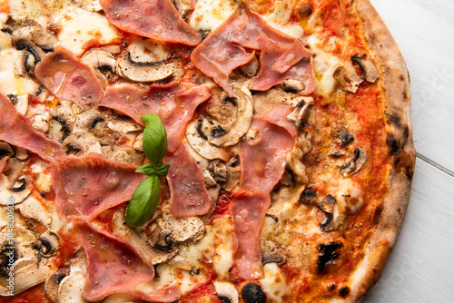 Pizza con funghi champignon e prosciutto cotto, cibo italiano 