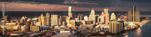 Quadro su tela Hudson Tower in the Detroit Skyline at Dusk