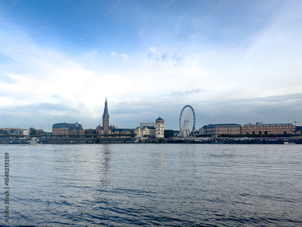 Obraz premium Dusseldorf City Skyline with Rhine River and Ferris Wheel Germany
