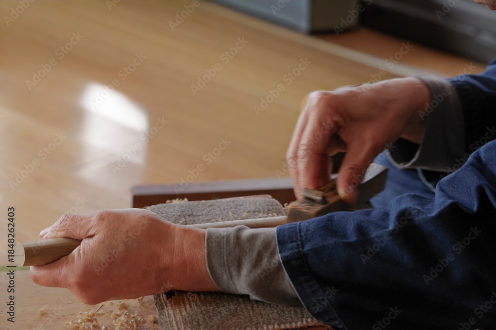Obraz premium 日本刀の鞘をつくる鞘師の手元
