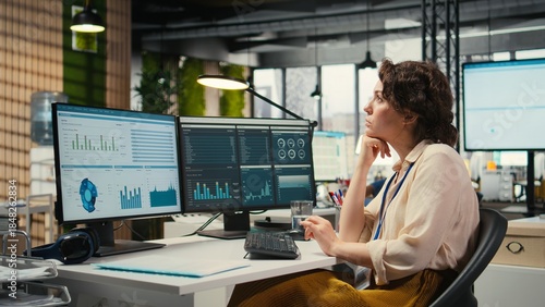 Foto Business consultant focusing on global expansion strategy and planning resource allocation for organization, using digital tools to forecast insights and achieve corporate growth