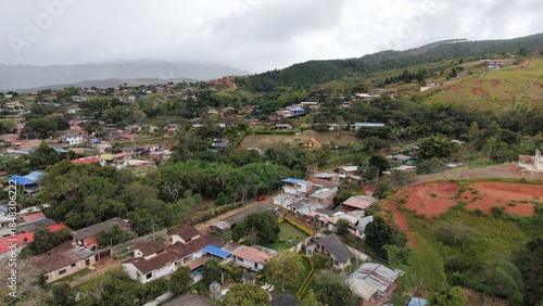 Wallpaper Mural Vista aérea de las montañas verdes y paisajes rurales en Pavas, Valle del Cauca, Colombia Torontodigital.ca