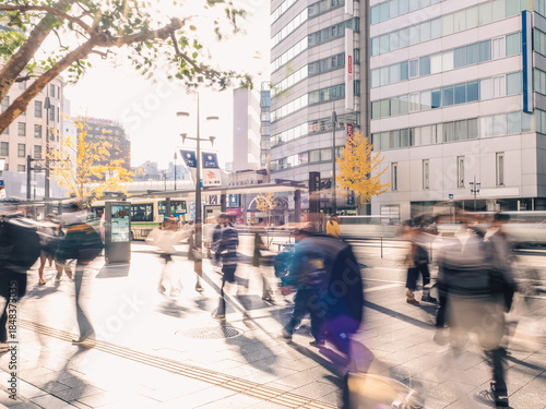 歩行者が行き来する晴れた日の都市部の風景　長時間露光