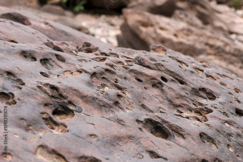 Foto Close up detail of textured brown stone surface featuring pitted holes and rough