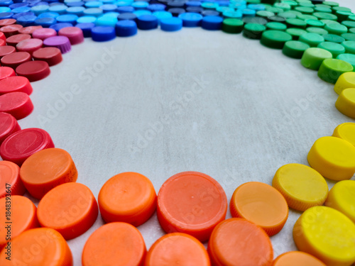 Círculo de tapas de plástico de colores arcoíris. Se puede usar como fondo para dejar un mensaje en el interior.