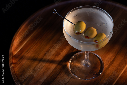 Foto beautiful and dramatic lighting on a dirty martini with 3 olives