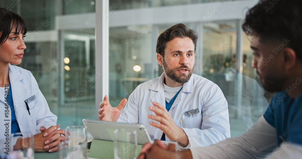 Obraz premium Nurse, doctors and tablet with discussion in hospital for case review, medical results and planning. Healthcare team, people and feedback with tech in clinic for workflow update or treatment options
