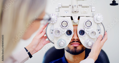 Foto Optometrist, client or man with phoropter for eye exam, vision test or determine prescription for clear sight