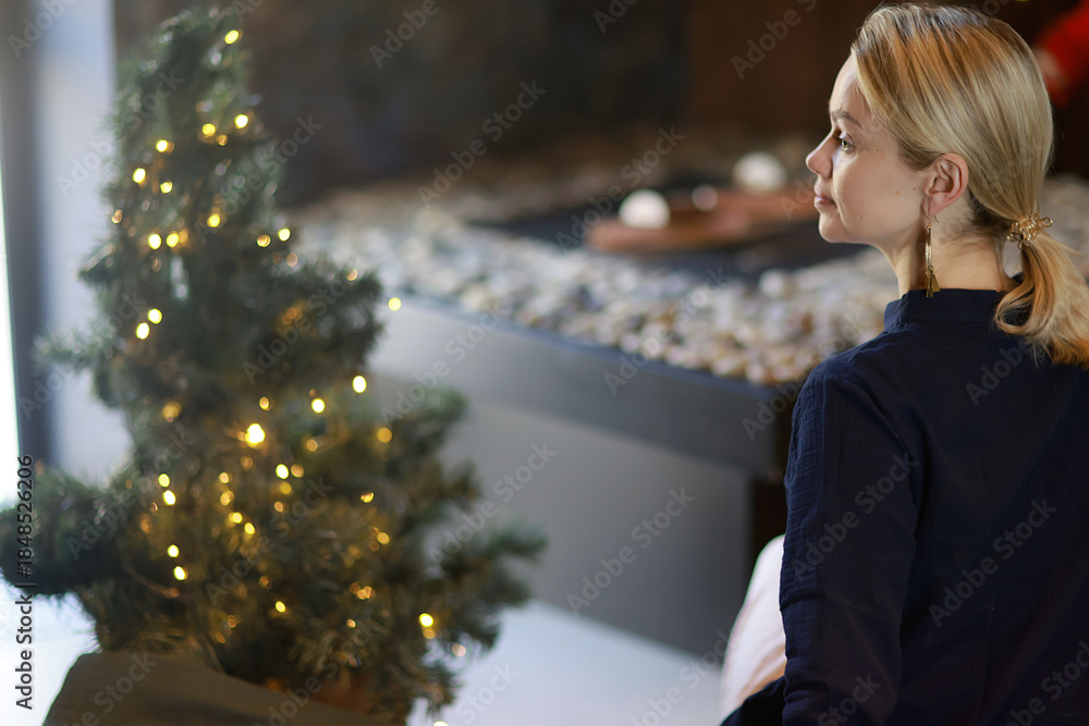 Obraz premium A woman in a Chinese New Year style kimono, a European model poses