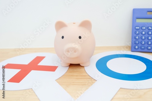 貯金箱とマルバツプレートで示す貯金のOKとNGイメージ。