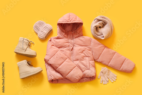 Stylish short pink puffer j...