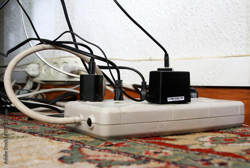 Bild auf Leinwand Cables eléctricos enchufados a corriente y ladrón con regleta y conexión de cabl