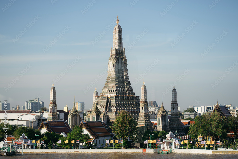 Obraz premium Wat Arun temple by the Chao Phraya River, Bangkok, Thailand - 22 Nov 2025