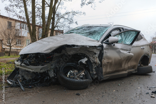 Obraz na plátne The aftermath of a severe accident: a gray SUV with catastrophic damage to the front end after a collision on a city street