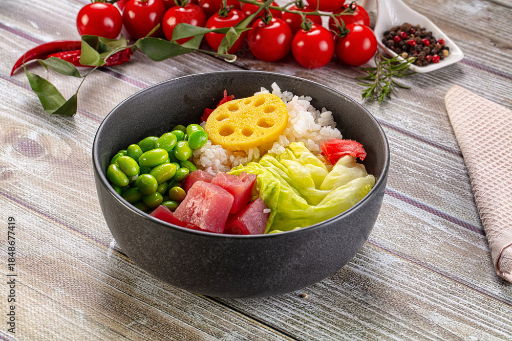 Obraz premium Hawaiian cuisine - poke with tuna