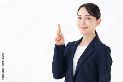 指差しをする女性