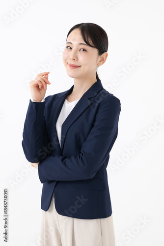 スーツを着た女性