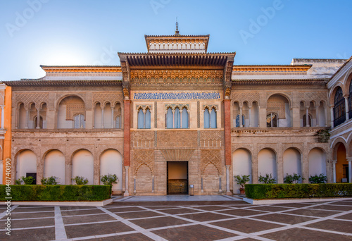 Foto Palace of Peter and Patio de la Monteria (Hunt courtyard) in Alcazar of Seville,