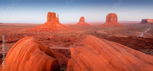 Foto Dramatic view of the Monument Valley's magnificent butte and mittens lit up during a sunset