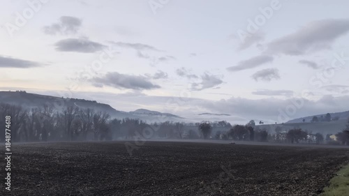 Paesaggio incantato con la nebbia nella valle