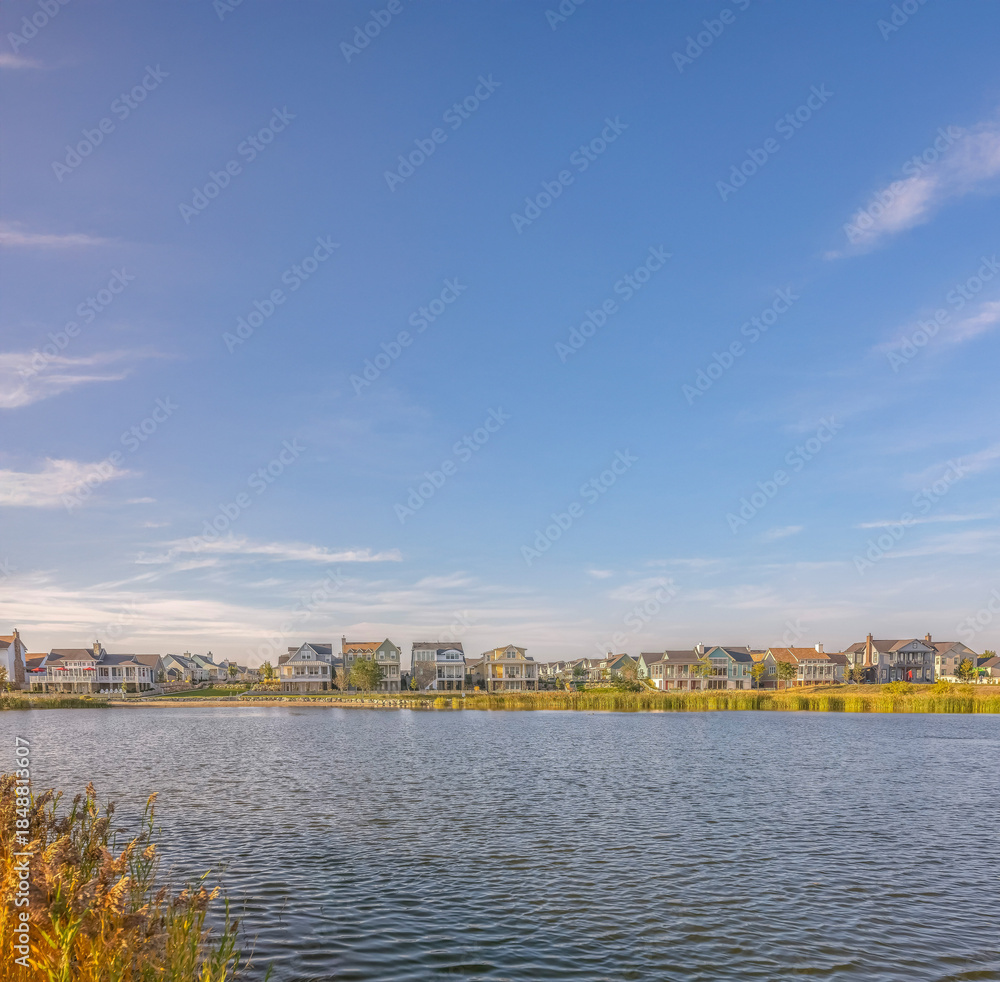 Naklejka premium Scenic Oquirrh Lake with lovely waterfront homes