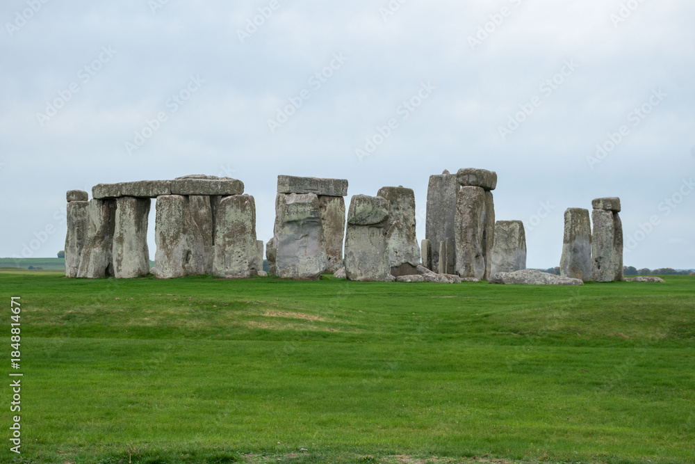 Naklejka premium Stonehenge, a prehistoric monument in Wiltshire, England, showcases remarkable ancient architecture and attracts tourists with its historical significance.