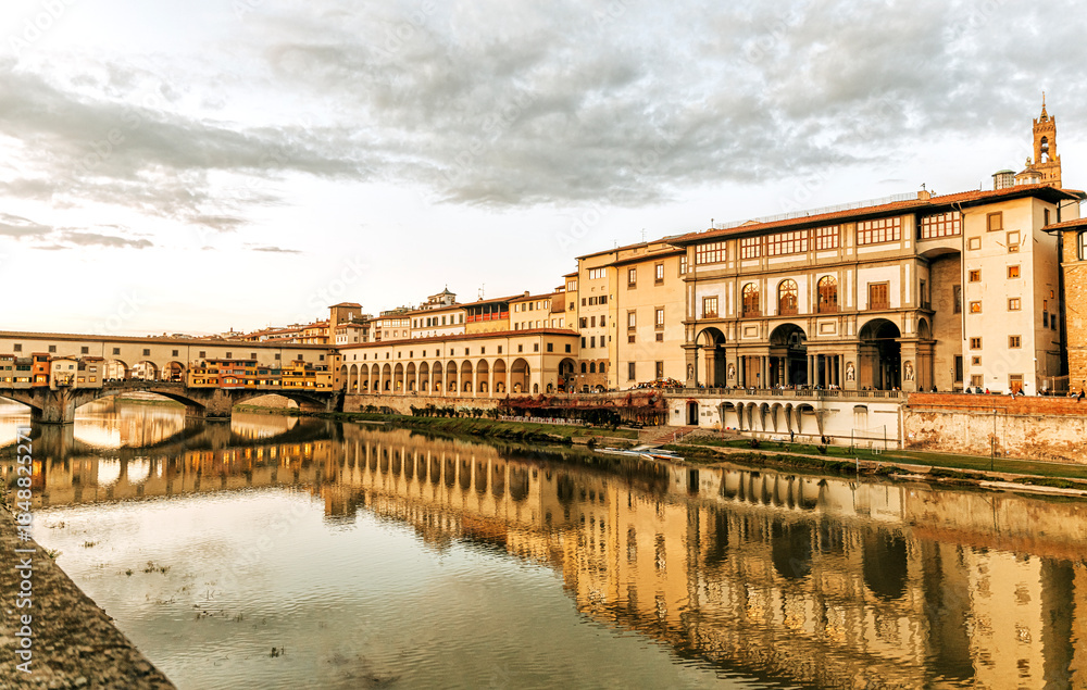 Fototapeta premium Ponte Vecchio and Arno river at sunset, Florence.
