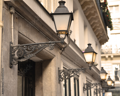 Lanternes sur façade à Paris