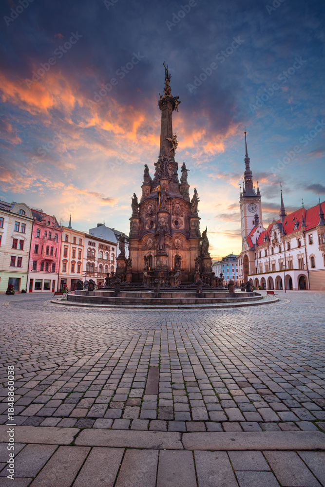 Fototapeta premium Olomouc, Czech Republic. Cityscape image of downtown Olomouc, Czech Republic with Olomouc City Hall and Honorary Holy Trinity Column at summer sunrise.