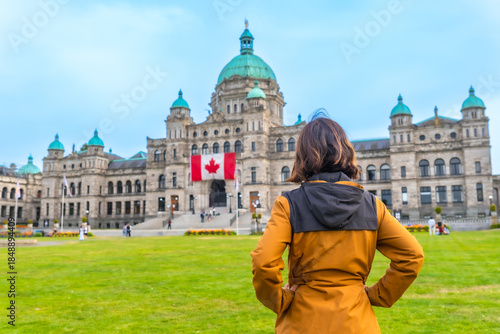 Fényképezés Tourist admiring the parliament buildings in victoria, british columbia