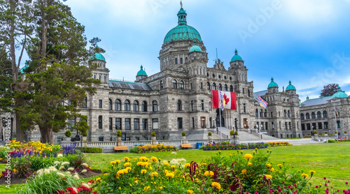 Принти на полотні Parliament buildings and flower gardens shining in victoria, british columbia