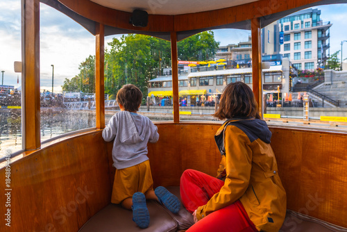 Foto Mother and son enjoying harbor tour in victoria, british columbia