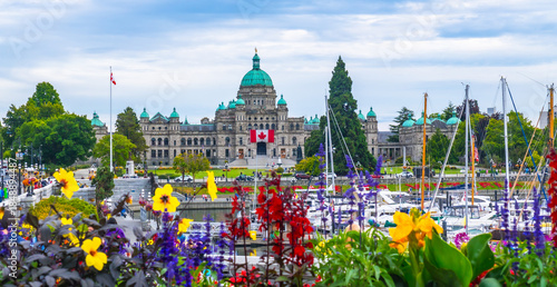 Billede på lærred British columbia parliament buildings seen from the inner harbour during summer