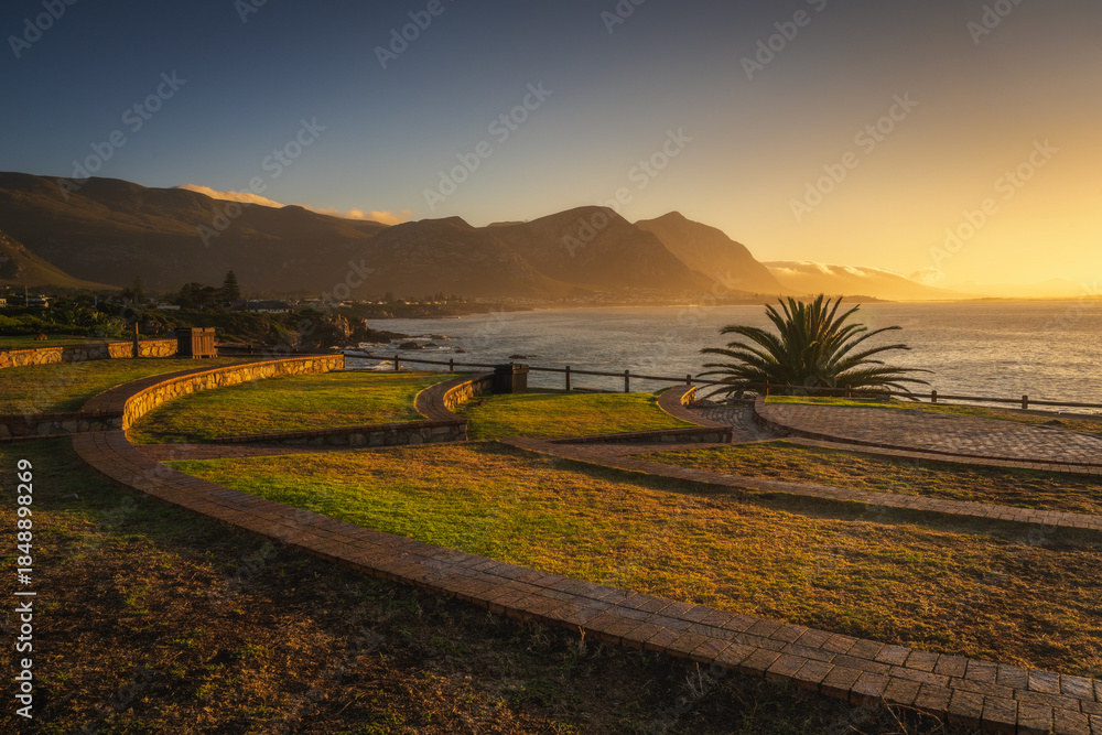 Obraz premium The sunrise with a beautiful light on the Mountain View on Hermanus